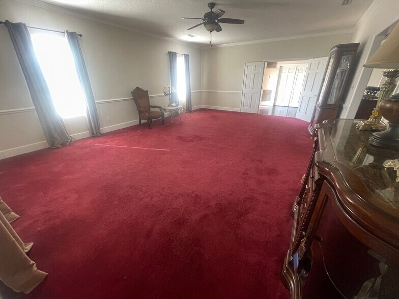 More Photos Of 116 Pine st, Elizabethtown Showroom For Sale