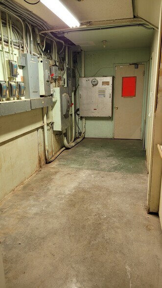 More Photos Of 2555-2557 Soquel Dr, Santa Cruz Warehouse For Sale