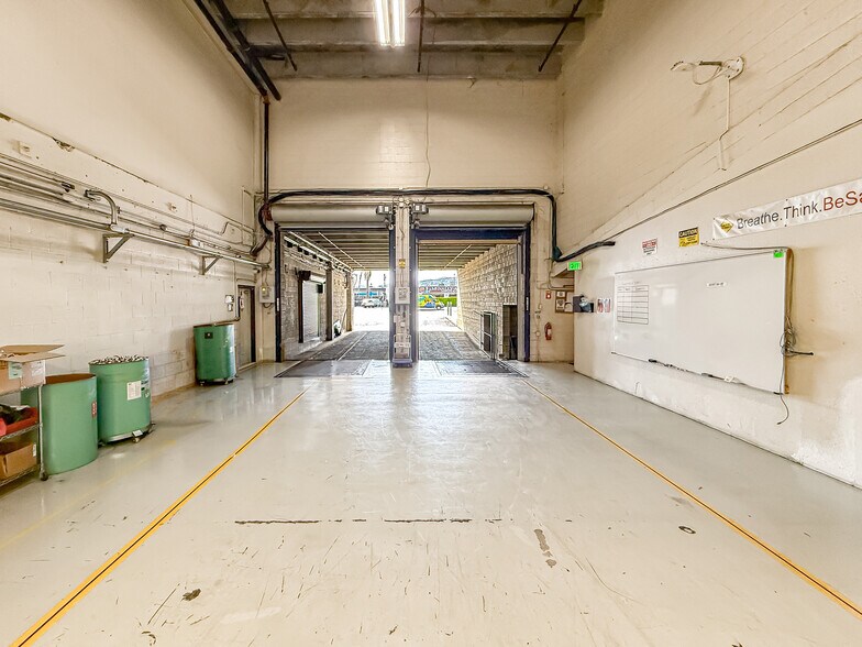 More Photos Of 9540 De Soto Ave, Chatsworth Manufacturing For Lease