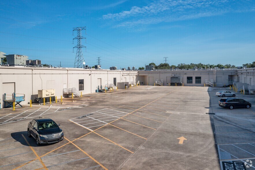 More Photos Of 7300-7356 Greenbriar Pky, Orlando Unknown For Lease