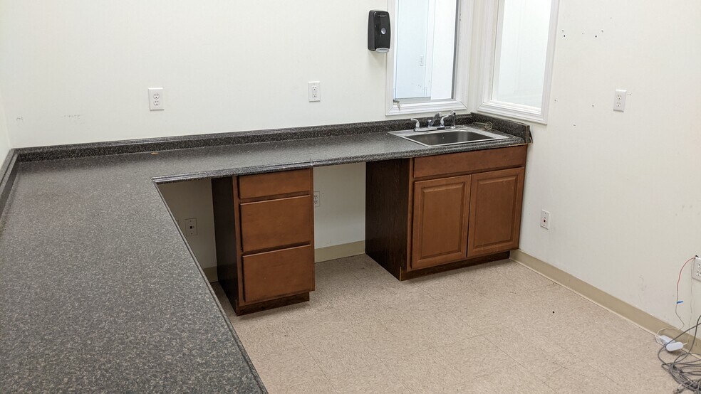 More Photos Of 8955 N Hwy 6, Houston Unknown For Lease