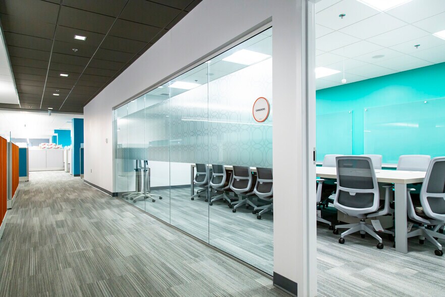 More Photos Of 555 Rue Chabanel O, Montréal Office For Sale