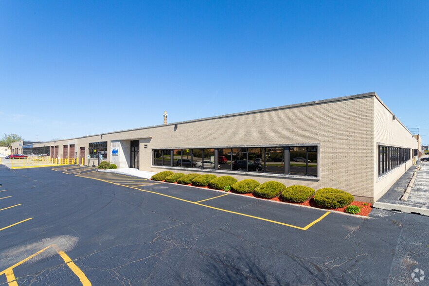 Primary Photo Of 3600-3690 W Pratt Ave, Lincolnwood Manufacturing For Lease