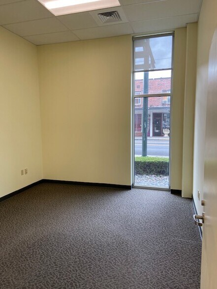 More Photos Of 323 Garfield St S, Parkland Apartments For Lease