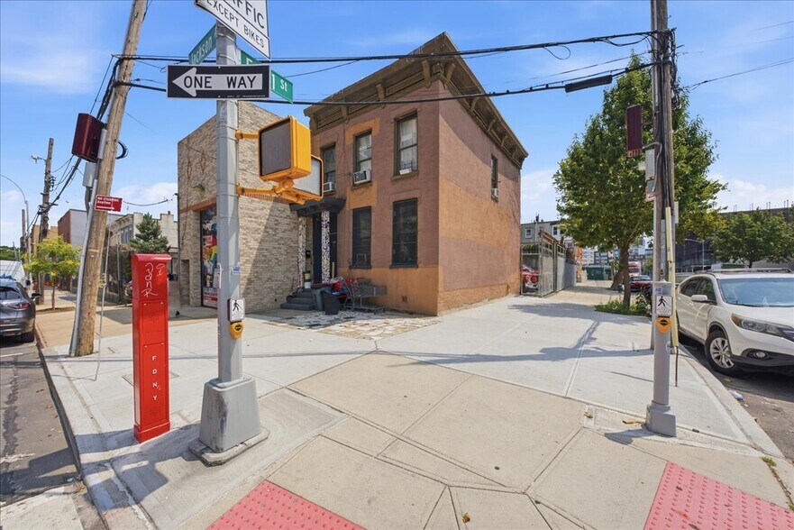 Primary Photo Of 320 Jackson Ave, Bronx Flex For Sale
