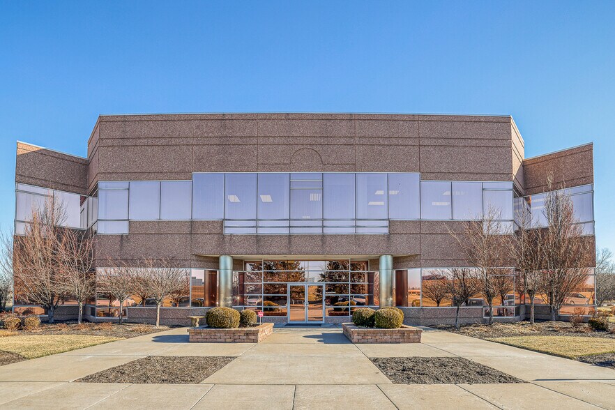 More Photos Of 10502 NW Ambassador Dr, Kansas City Office For Lease