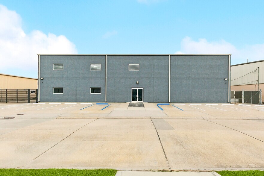 More Photos Of 8411 Parc Pl, Chalmette Office For Sale