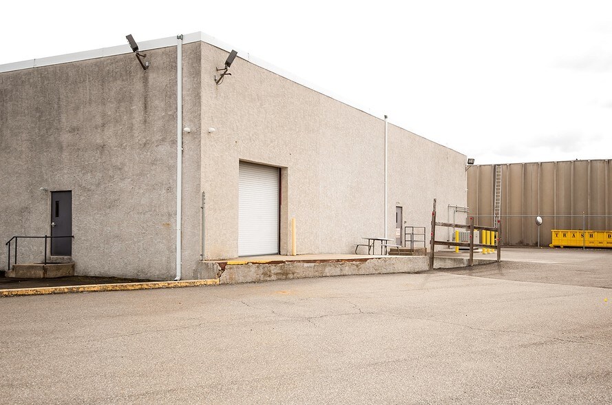 More Photos Of 400 Mack Dr, Croydon Flex For Lease