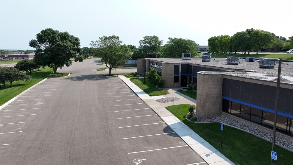 More Photos Of 401-429 W Travelers Trl, Burnsville Research And Development For Lease