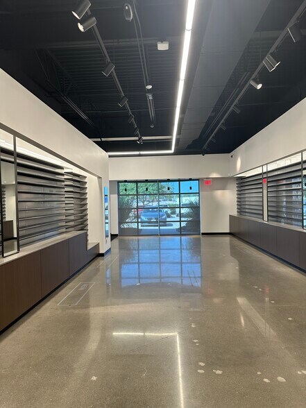 More Photos Of 815-843 N 98th St, Omaha Storefront Retail Office For Lease