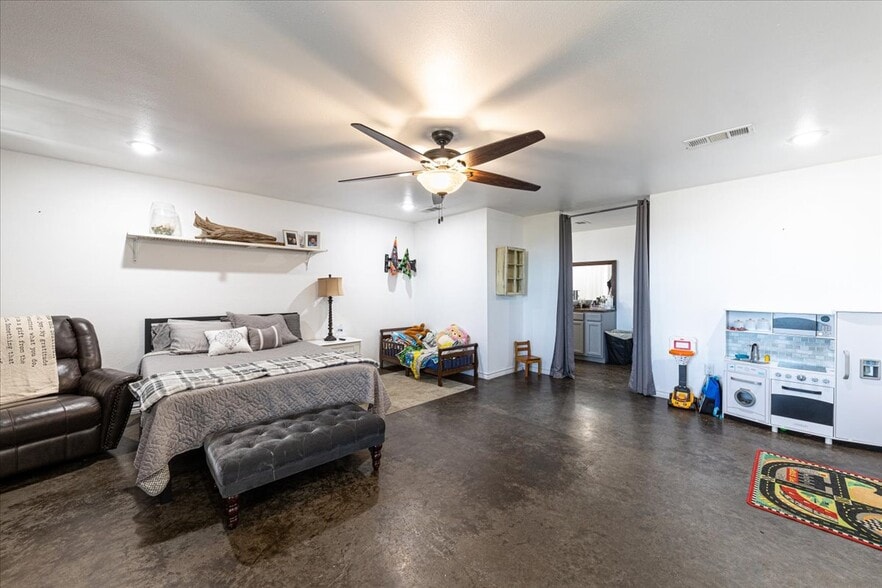 More Photos Of 1817 S Morgan St, Granbury Auto Dealership For Sale