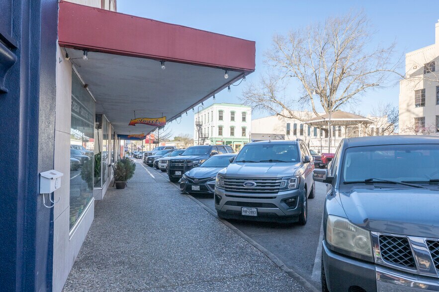 More Photos Of 104 E Alamo St, Brenham Storefront Retail Residential For Sale