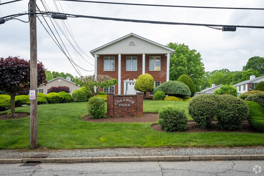 More Photos Of 33 College Hill Rd, Warwick Apartments For Lease