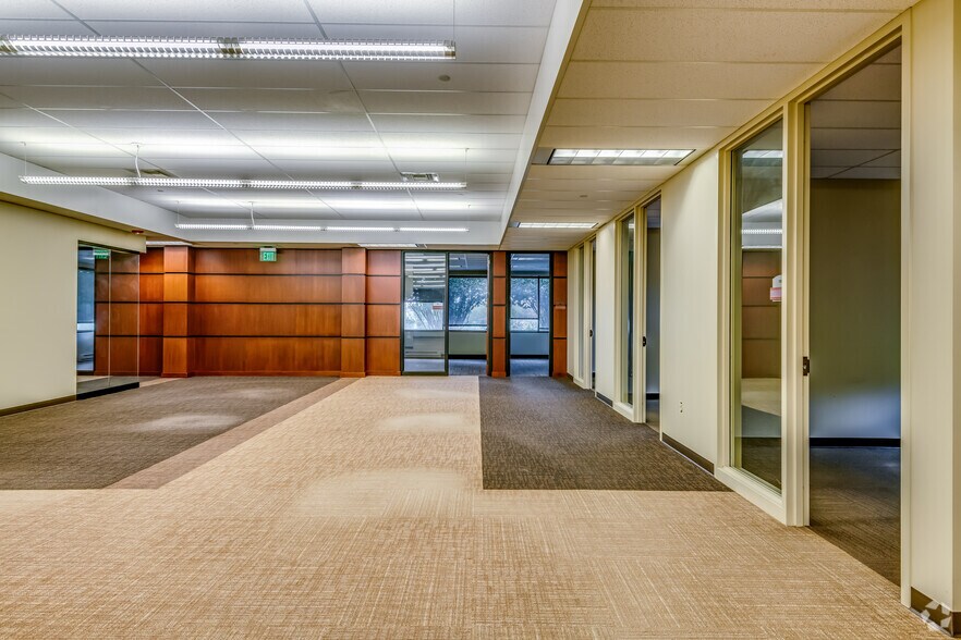 More Photos Of 11950 W Lake Park Dr, Milwaukee Office For Sale
