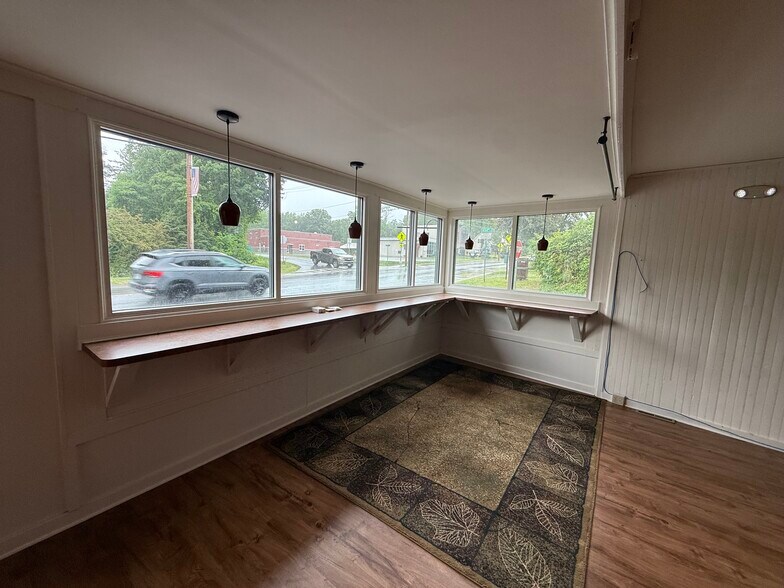 More Photos Of 258 Alplaus Ave, Alplaus Office For Lease