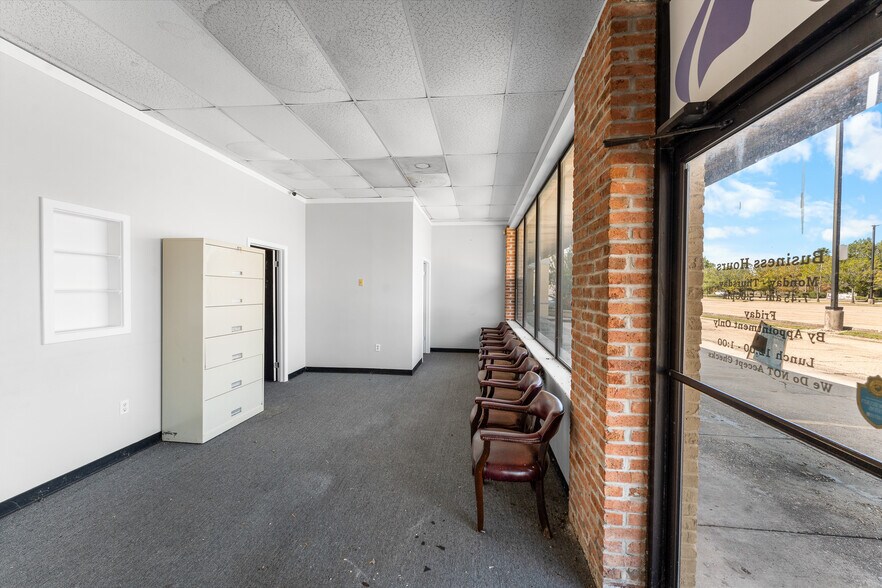 More Photos Of 1962 O'Neal Ln, Baton Rouge Freestanding For Sale