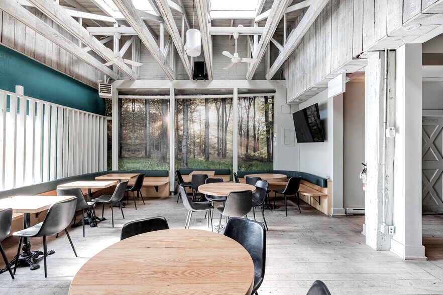 More Photos Of 2472 Rue Notre-Dame O, Montréal Storefront Retail Residential For Lease