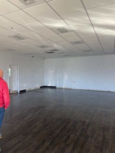 More Photos Of 3176 Linden Dr, Bristol Freestanding For Lease