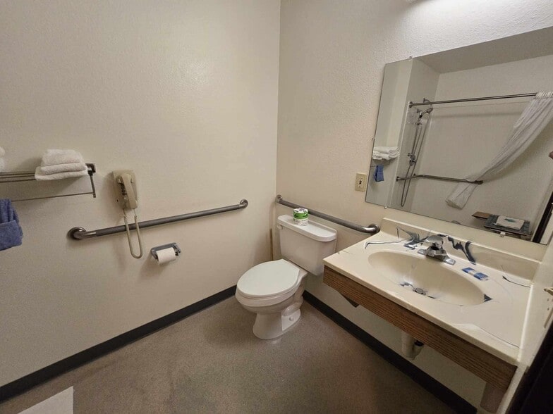 More Photos Of 748 E 12th St, Imperial Hotel For Sale