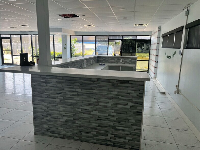 More Photos Of 3433 I-45, Houston Freestanding For Lease