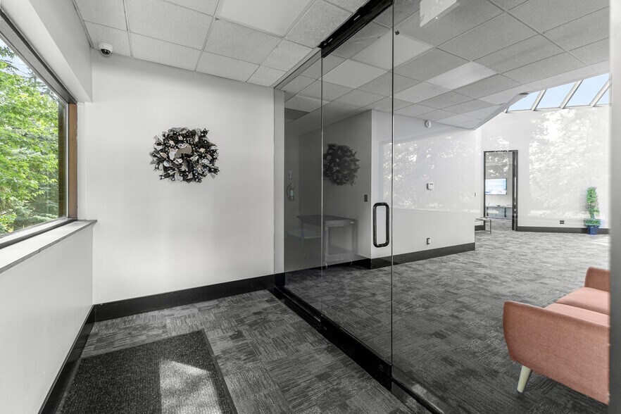 More Photos Of 15360 S Commerce Dr, Dearborn Office For Sale
