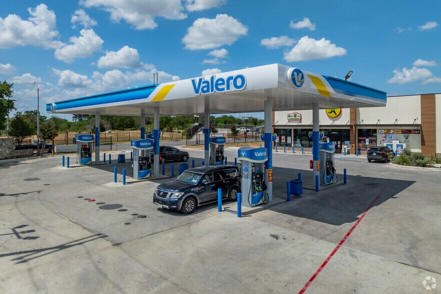 More Photos Of 10502 O'Connor Rd, Live Oak Storefront For Lease