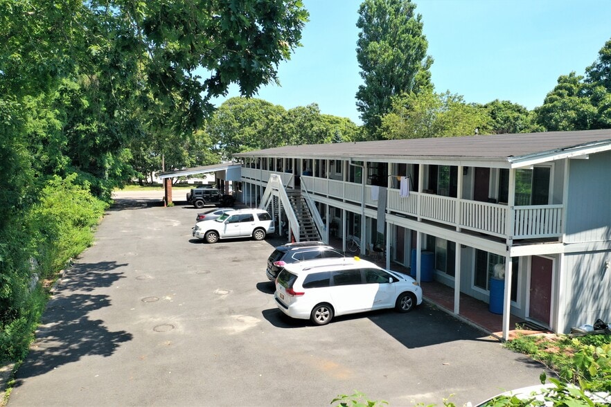 More Photos Of 411 W Lake Dr, Montauk Hotel For Sale