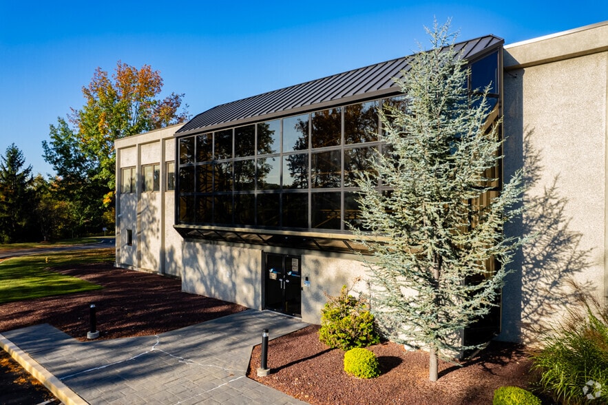 More Photos Of 112 Technology Dr, Pittsburgh Warehouse For Lease