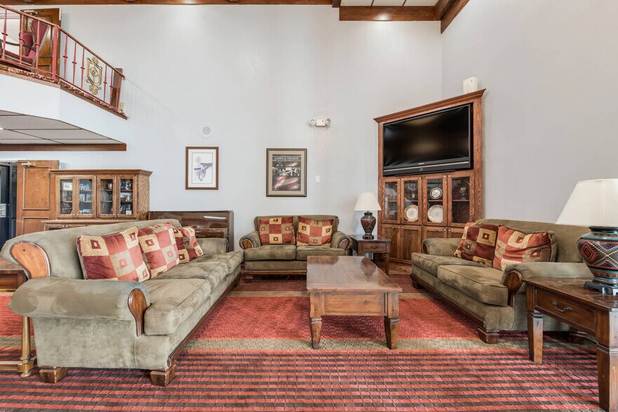 More Photos Of 3501 W Broadway Blvd, Sedalia Hotel For Sale