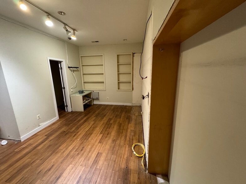 More Photos Of 1626-1632 Wisconsin Ave NW, Washington Storefront Retail Office For Lease