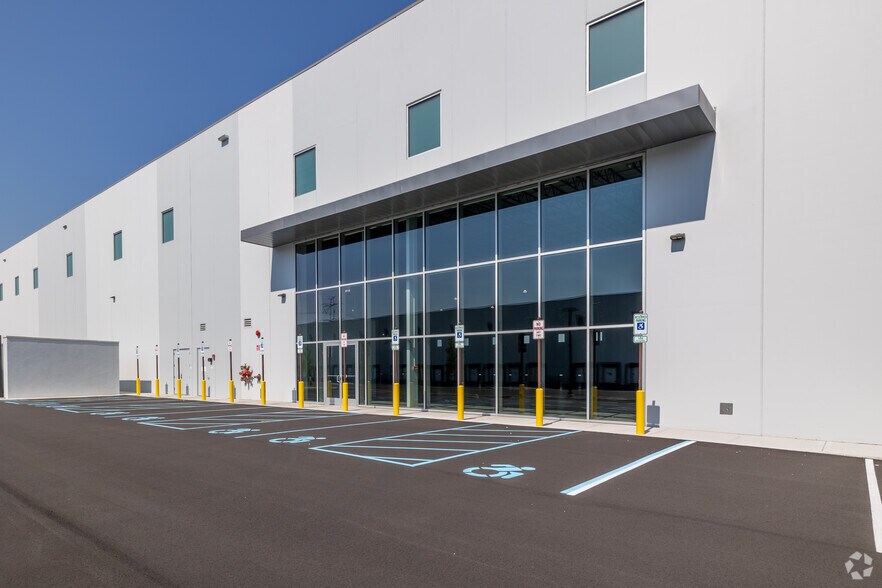 More Photos Of Long Island Expy @ Sills Rd, Medford Distribution For Lease
