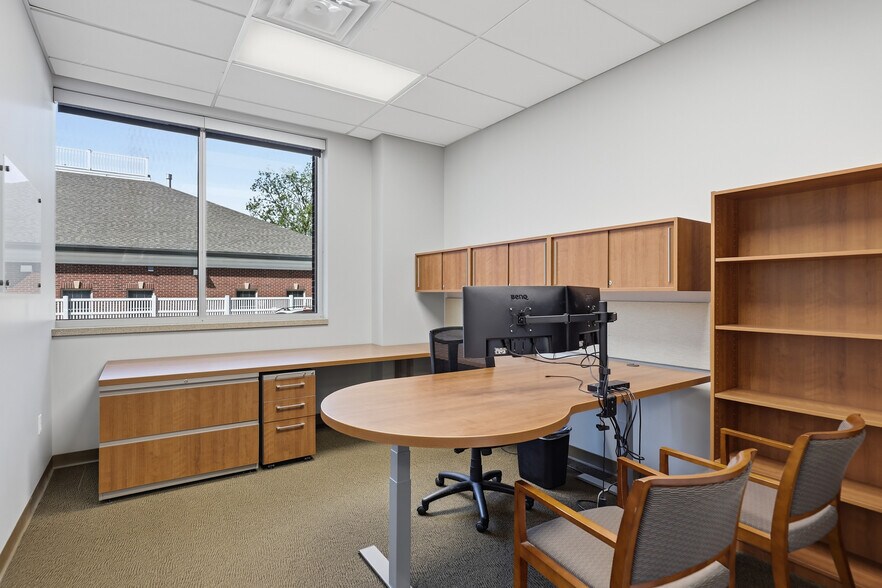 More Photos Of 900 N Rock Hill Rd, Saint Louis Office For Sale
