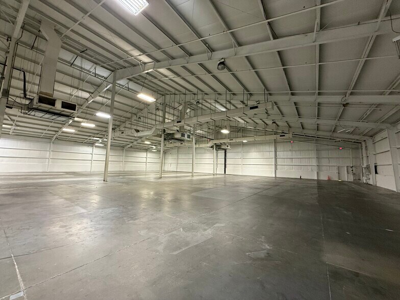 More Photos Of 12180 Metro Pky, Fort Myers Distribution For Lease