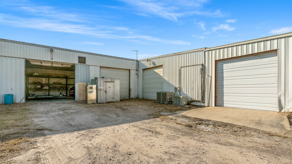 More Photos Of 2751 E Davis St, Conroe Freestanding For Sale