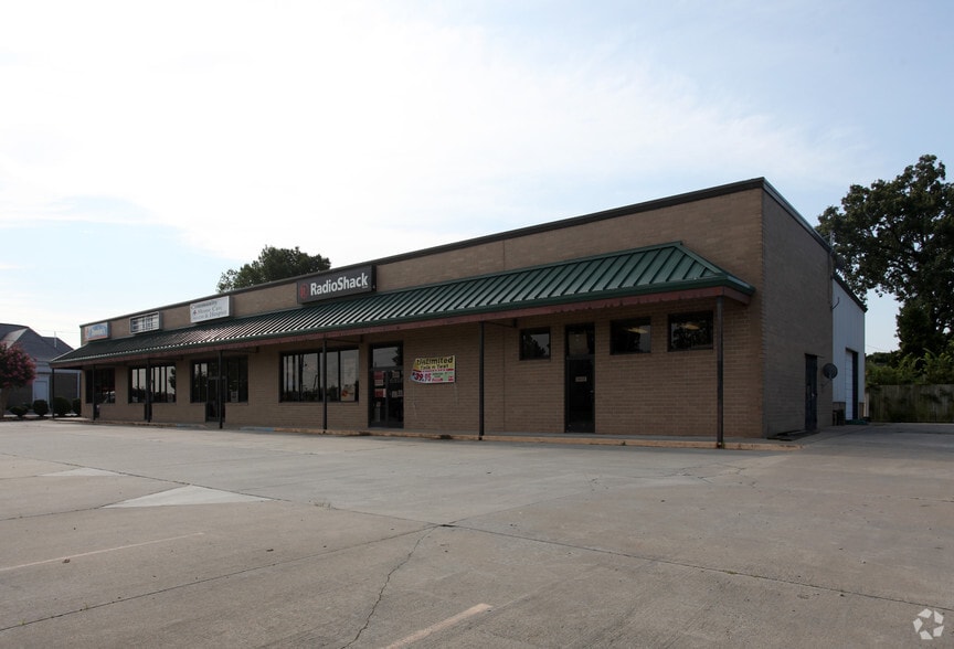 More Photos Of 1410-1418 E 11th St, Siler City Unknown For Lease