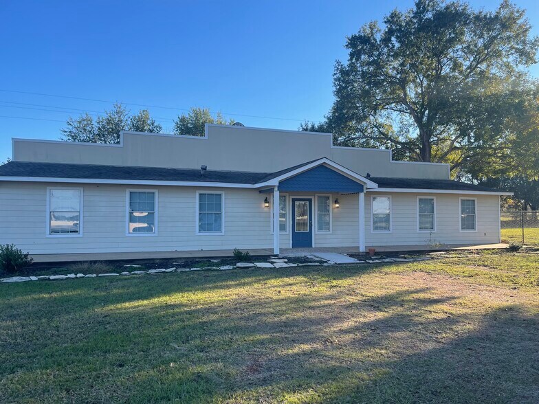 More Photos Of 4095 SE I 10 Frontage Rd, Sealy Medical For Sale