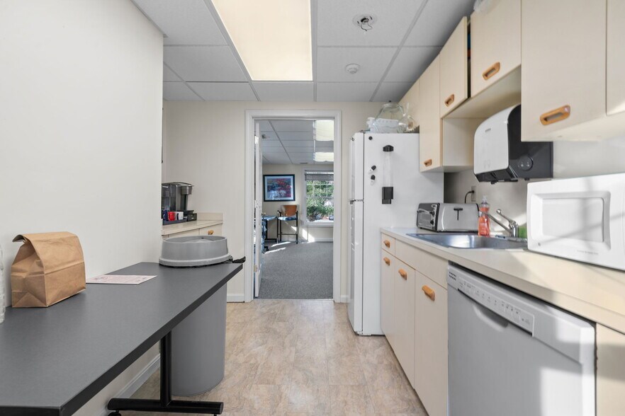 More Photos Of 360 State Route 101, Bedford Office For Sale