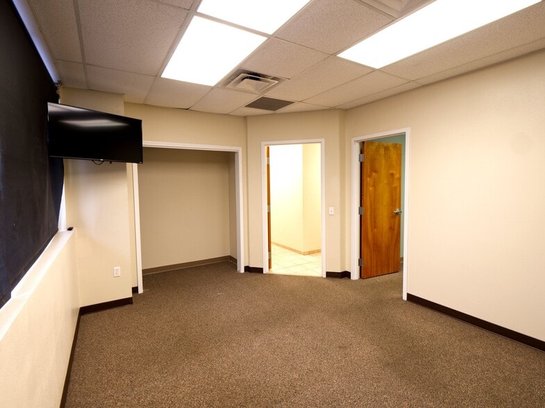 More Photos Of 402 Chairman Ct, DeBary Warehouse For Lease