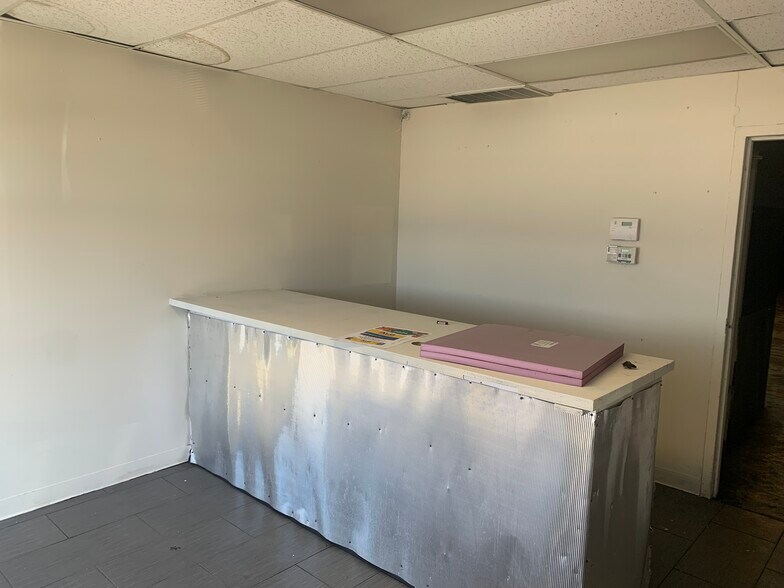 More Photos Of 362 Norfolk St, Aurora Flex For Lease