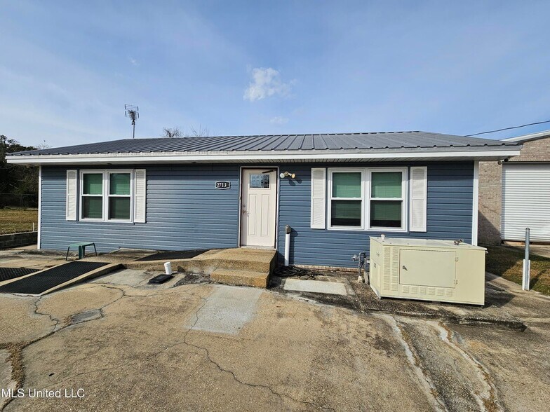 More Photos Of 2713 & 2717 15th Ave, Gulfport Light Distribution For Sale