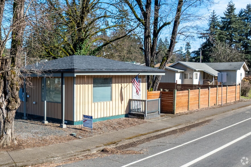 Primary Photo Of 711 Main St, Lyons Freestanding For Sale