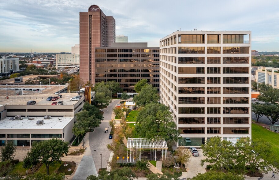 More Photos Of 5251 Westheimer Rd, Houston Unknown For Lease