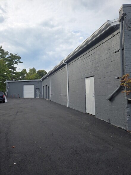 Primary Photo Of 8 Van Tassell Ct, Norwalk Flex For Lease