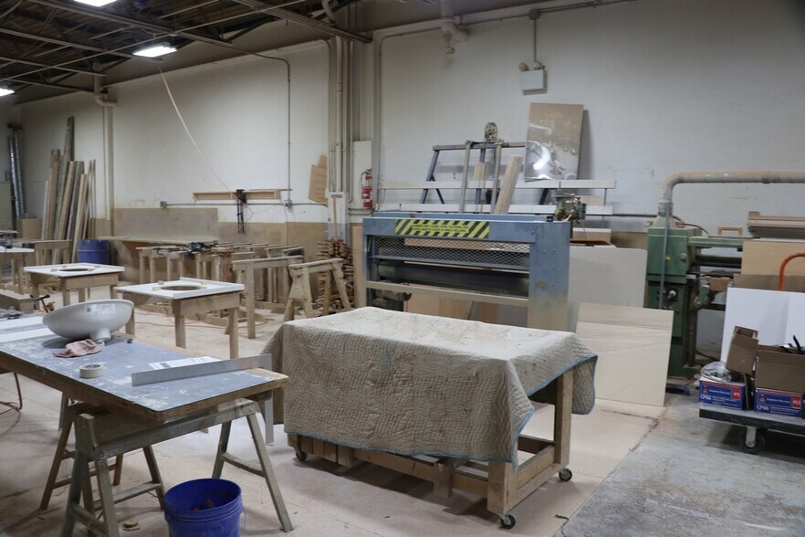 More Photos Of 6704 Pingree Rd, Crystal Lake Manufacturing For Lease