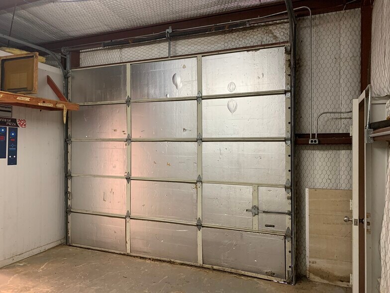 More Photos Of 5424 W Oak St, Palestine Showroom For Lease