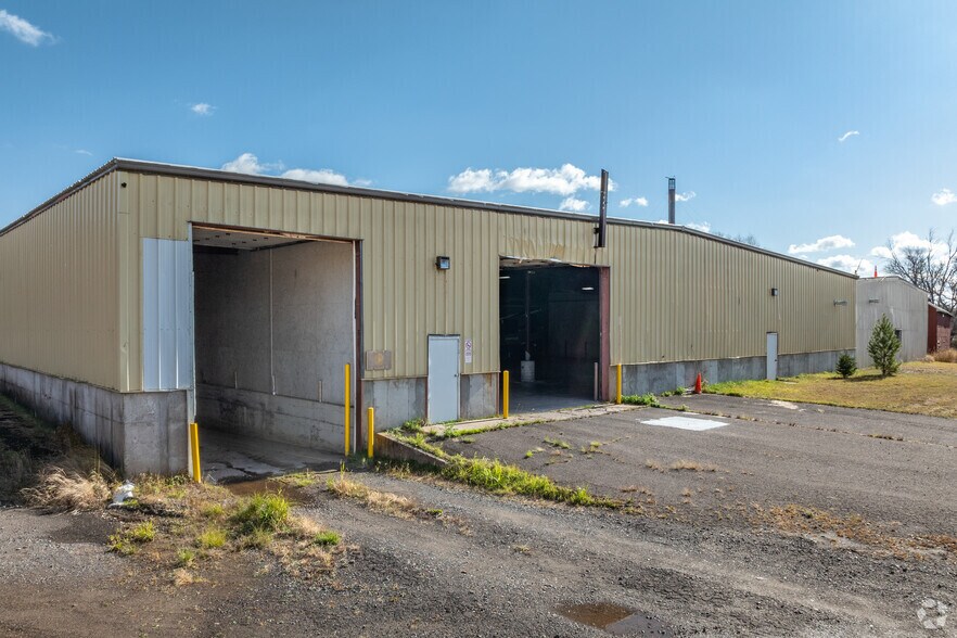More Photos Of 236 S 2nd St, Butternut Distribution For Lease