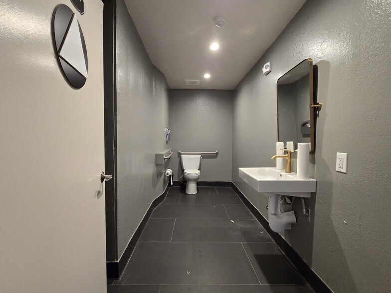 More Photos Of 666 Bridgeway, Sausalito General Retail For Sale