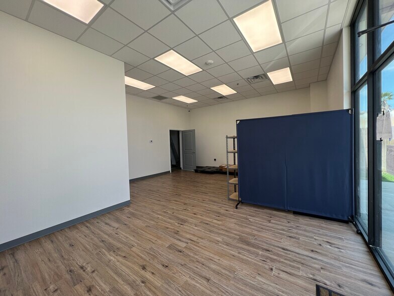 More Photos Of 4227 S Main St, Stafford Showroom For Lease