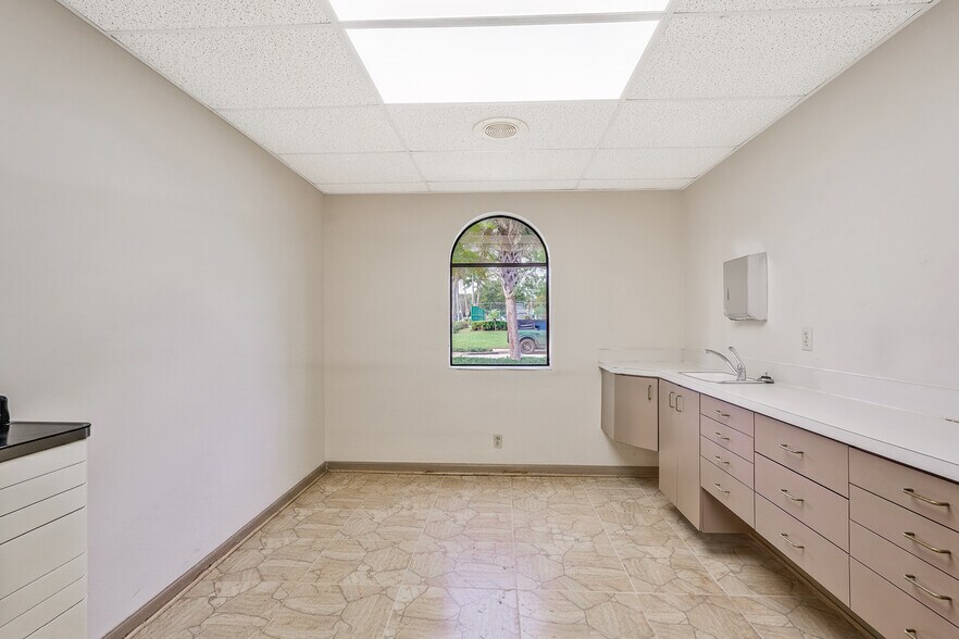 More Photos Of 505 SE 6th Ave, Delray Beach Medical For Sale