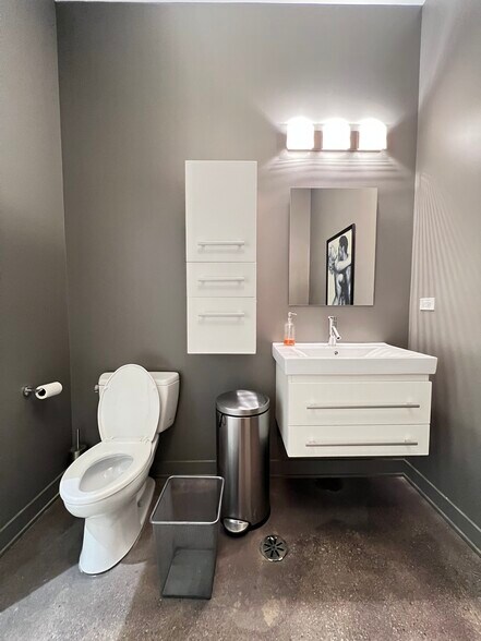 More Photos Of 1419 W Belmont Ave, Chicago Storefront Retail Residential For Lease